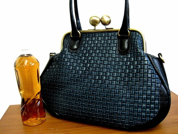 Real leather bag with clasp/Embossing leather/mesh pattern 第2張的照片