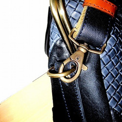 Real leather bag with clasp/Embossing leather/mesh pattern 第3張的照片