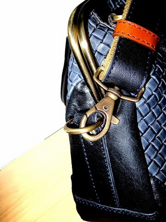 Real leather bag with clasp/Embossing leather/mesh pattern 第3張的照片