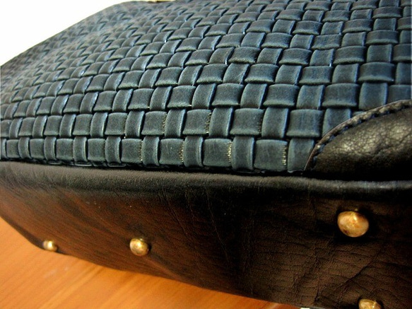 Real leather bag with clasp/Embossing leather/mesh pattern 第4張的照片