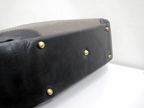 Real leather bag with clasp/Embossed leather/Flower pattern 第3張的照片