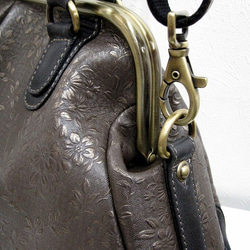 Real leather bag with clasp/Embossed leather/Flower pattern 第4張的照片