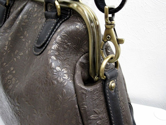 Real leather bag with clasp/Embossed leather/Flower pattern 第4張的照片