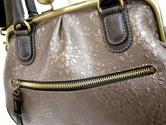 Real leather bag with clasp/Embossed leather/Flower pattern 第7張的照片