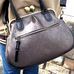 Real leather bag with clasp/Embossed leather/Flower pattern 第1張的照片