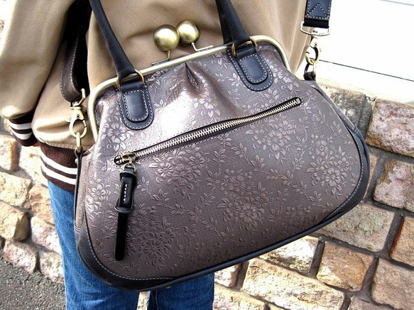 Real leather bag with clasp/Embossed leather/Flower pattern 第1張的照片