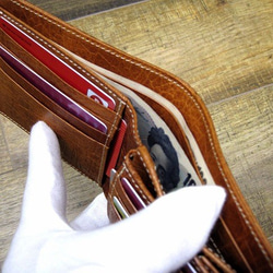 本革二つ折財布 ポケットたくさん多機能！ 小背ワニ柄型押革 キャメル 3枚目の画像