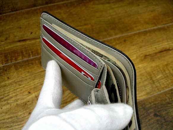 本革二つ折財布 ポケットたくさん多機能！ ワックスゴート(山羊革) 黒鉄色×グレー コンビ 3枚目の画像