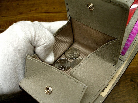 本革二つ折財布 ポケットたくさん多機能！ ワックスゴート(山羊革) 黒鉄色×グレー コンビ 6枚目の画像