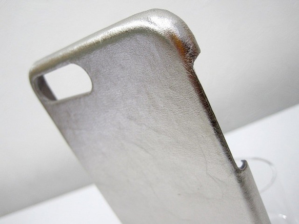 【受注生産】プラチナ箔貼りの本革スマホカバー iPhone用 2枚目の画像