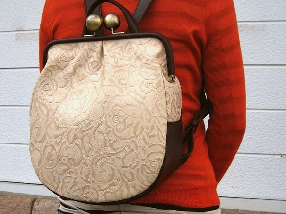 Real leather bag with clasp/Goat leather/rose pattern 第1張的照片