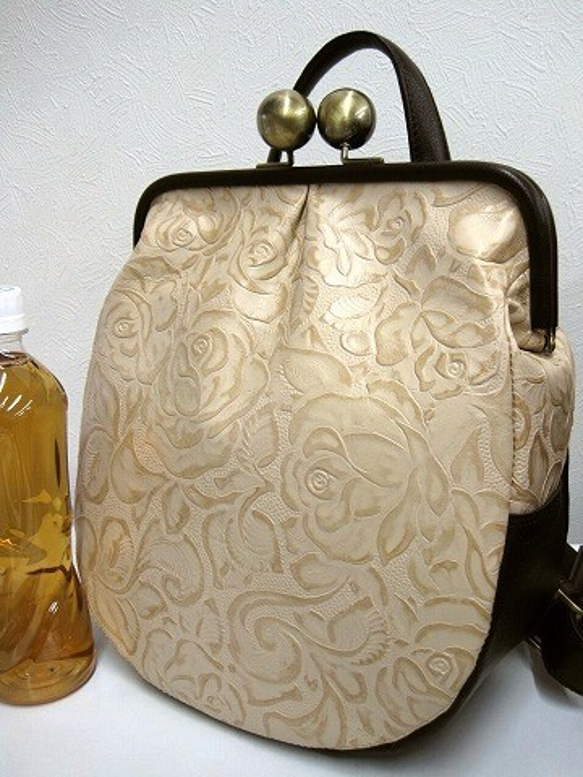 Real leather bag with clasp/Goat leather/rose pattern 第2張的照片