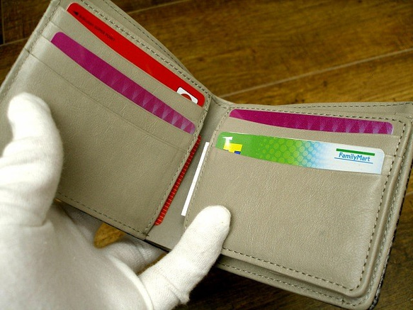 本革二つ折財布 ポケットたくさん多機能！ ペイズリー柄型押レザー グレー 2枚目の画像