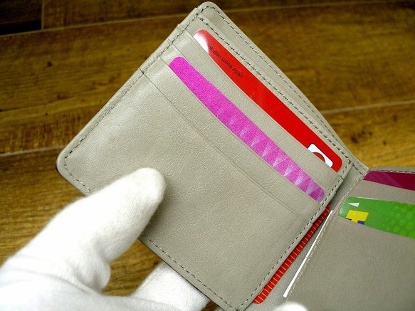 本革二つ折財布 ポケットたくさん多機能！ ペイズリー柄型押レザー グレー 4枚目の画像