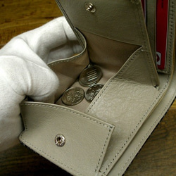 本革二つ折財布 ポケットたくさん多機能！ ペイズリー柄型押レザー グレー 6枚目の画像