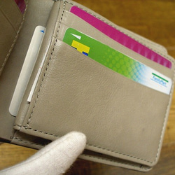 本革二つ折財布 ポケットたくさん多機能！ ペイズリー柄型押レザー グレー 7枚目の画像