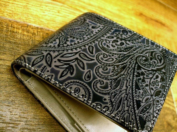 本革二つ折財布 ポケットたくさん多機能！ ペイズリー柄型押レザー グレー 8枚目の画像