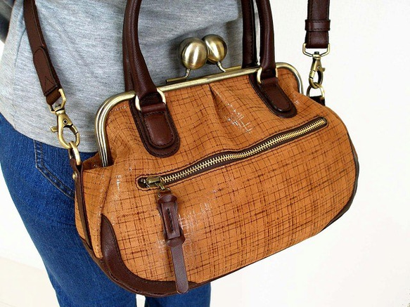 Real leather bag with clasp/Coated leather/mesh pattern 第1張的照片