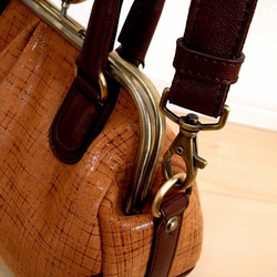 Real leather bag with clasp/Coated leather/mesh pattern 第4張的照片