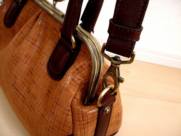 Real leather bag with clasp/Coated leather/mesh pattern 第4張的照片