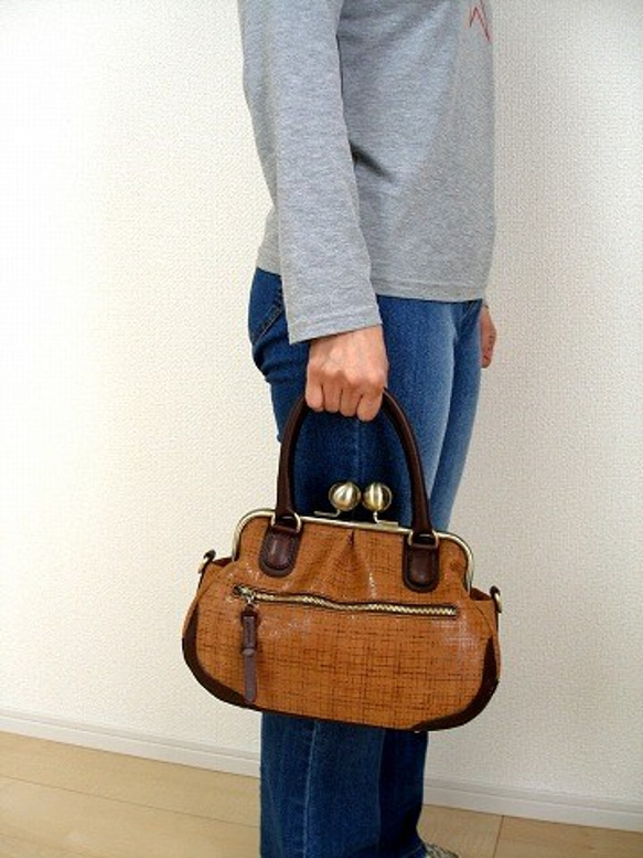 Real leather bag with clasp/Coated leather/mesh pattern 第9張的照片