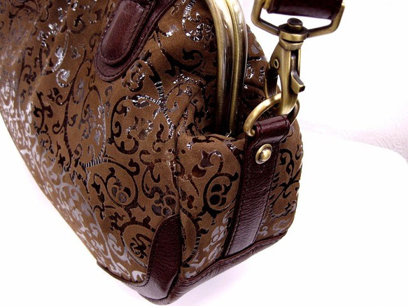 Real leather bag with clasp/Coated leather/karakusa pattern 第3張的照片