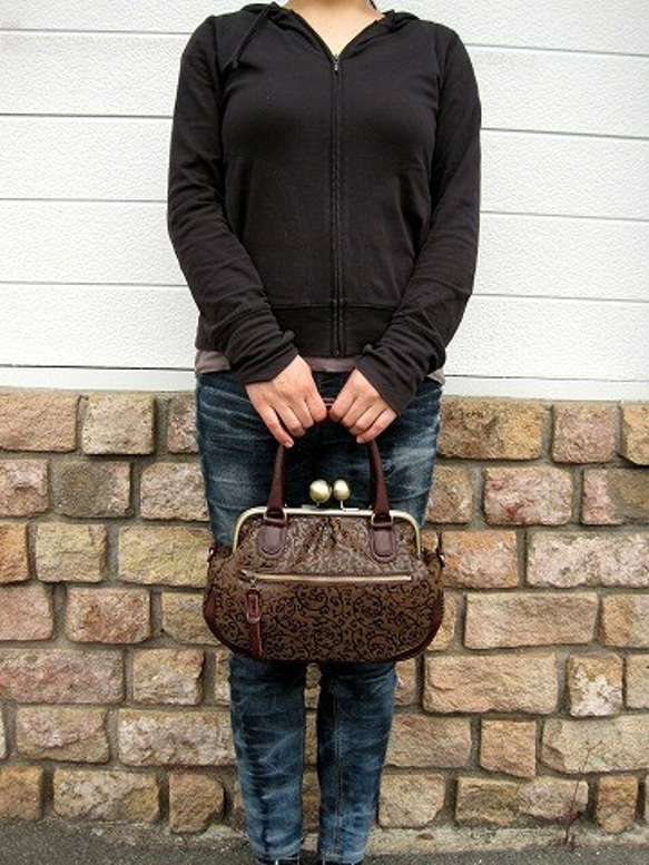 Real leather bag with clasp/Coated leather/karakusa pattern 第10張的照片
