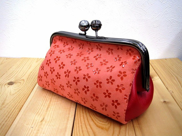 Real leather pouch with metal clasp/Flower pattern 第1張的照片