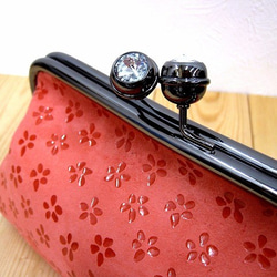 Real leather pouch with metal clasp/Flower pattern 第2張的照片