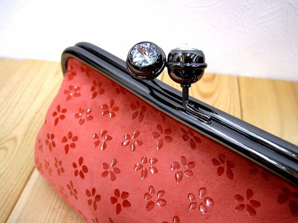 Real leather pouch with metal clasp/Flower pattern 第2張的照片