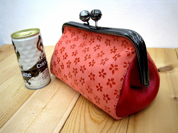 Real leather pouch with metal clasp/Flower pattern 第3張的照片