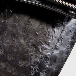 Real leather backpack/Embossing leather/Turtle pattern 第3張的照片