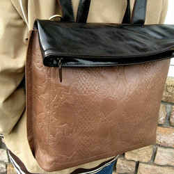 Real leather backpack/Embossing leather/Snake pattern 第1張的照片