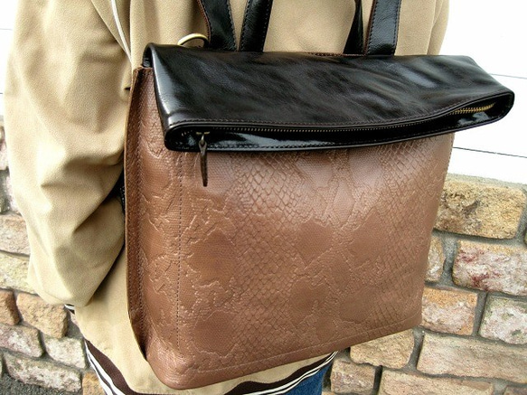 Real leather backpack/Embossing leather/Snake pattern 第1張的照片