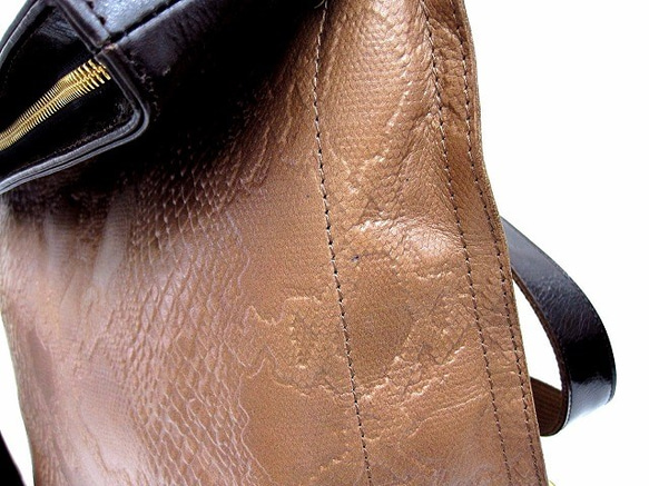 Real leather backpack/Embossing leather/Snake pattern 第3張的照片