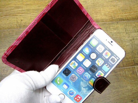 【受注生産】本革のスマホフリップケース 薔薇柄型押しのアンチックピンク iPhone用【名入れ】対応 2枚目の画像