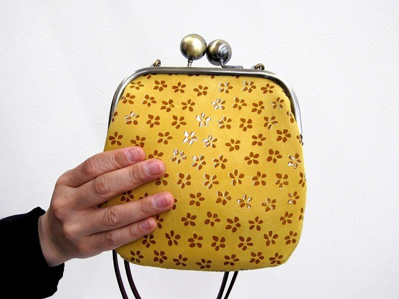 Real Leather Pouch bag with metal frame/Flower/Yellow 第1張的照片