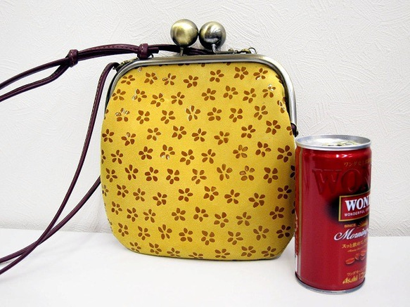 Real Leather Pouch bag with metal frame/Flower/Yellow 第4張的照片