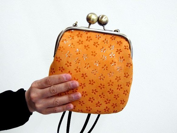 Real Leather pochette with grasp/Flower Orange 第1張的照片