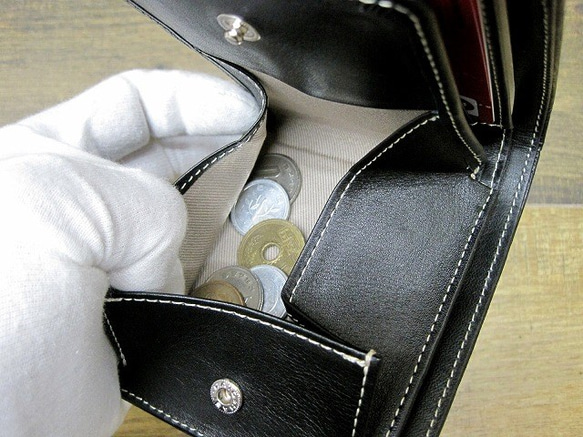 本革二つ折財布 ポケットたくさん多機能！ 薔薇柄型押メタリックレッド 6枚目の画像