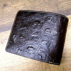本革二つ折財布 ポケットたくさん多機能！ メデタイ亀甲柄 黒 1枚目の画像