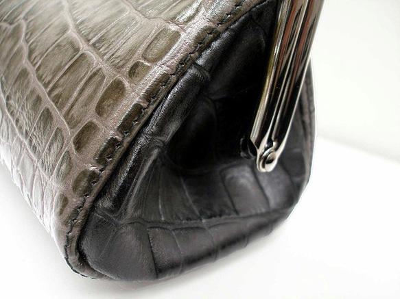 Real leather pouch with metal clasp/Crocodile pattern 第3張的照片