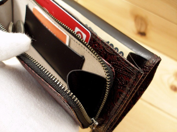 【イキナリワケあり処分価格！(ノ◇≦。)】本革長財布 シンプルな折財布 ペイズリー柄型押レザー ボルドー 6枚目の画像