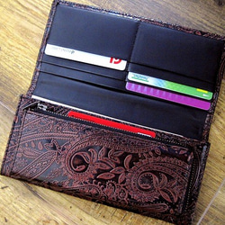 本革長財布 シンプルな折財布 ペイズリー柄型押レザー ブラック×ガーネット ツートーンカラー 2枚目の画像