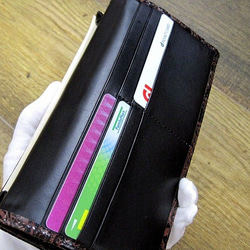 本革長財布 シンプルな折財布 ペイズリー柄型押レザー ブラック×ガーネット ツートーンカラー 4枚目の画像