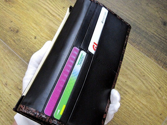 本革長財布 シンプルな折財布 ペイズリー柄型押レザー ブラック×ガーネット ツートーンカラー 4枚目の画像