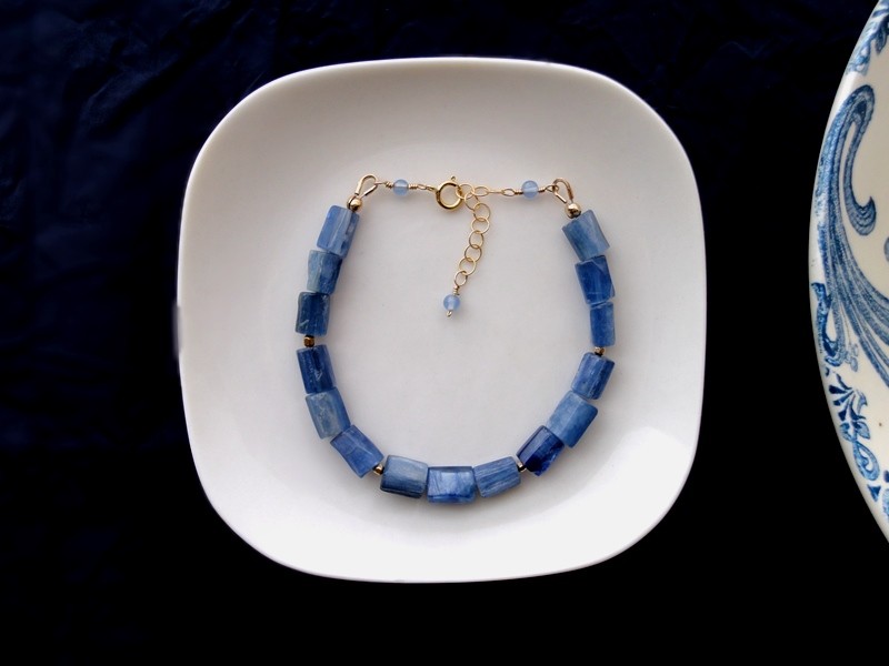 天然石のコードブレスレット■ 14KGF ■ ブルーカイヤナイトのチューブ