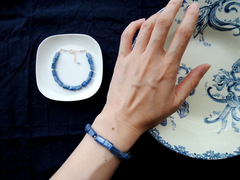 天然石のコードブレスレット■ 14KGF ■ ブルーカイヤナイトのチューブ