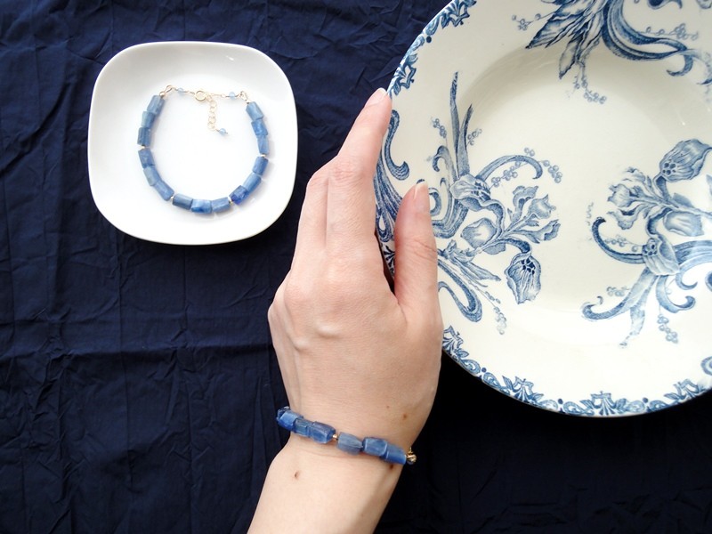 天然石のコードブレスレット■ 14KGF ■ ブルーカイヤナイトのチューブ