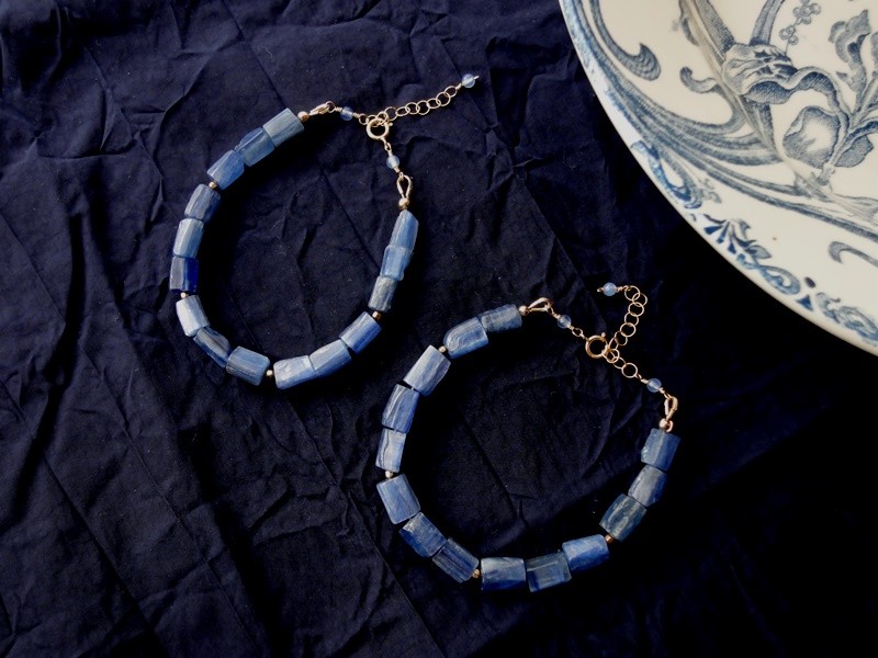 天然石のコードブレスレット■ 14KGF ■ ブルーカイヤナイトのチューブ